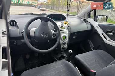 Хэтчбек Toyota Yaris 2006 в 