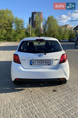 Хэтчбек Toyota Yaris 2014 в 