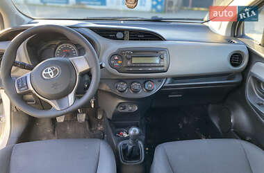 Хэтчбек Toyota Yaris 2014 в 