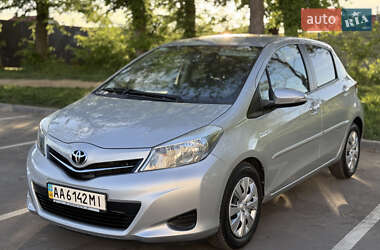 Хэтчбек Toyota Yaris 2012 в 