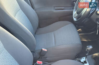 Хэтчбек Toyota Yaris 2012 в 