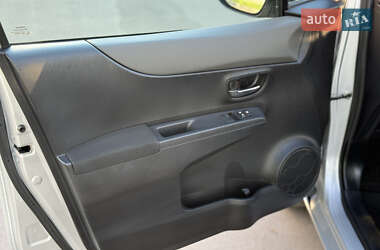 Хэтчбек Toyota Yaris 2012 в 