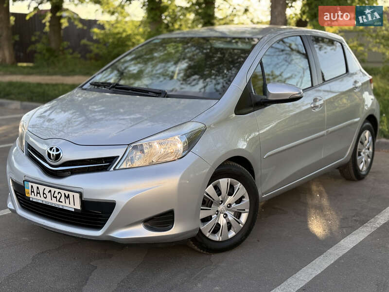 Хэтчбек Toyota Yaris 2012 в 