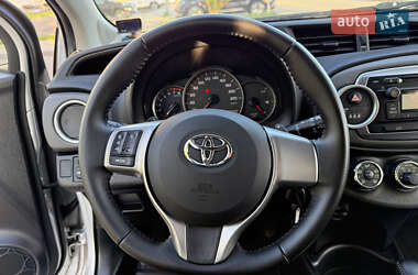 Хэтчбек Toyota Yaris 2012 в 