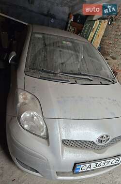 Хэтчбек Toyota Yaris 2011 в 