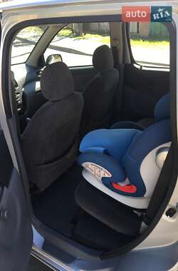 Хэтчбек Toyota Yaris 1999 в 