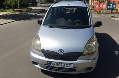 Хэтчбек Toyota Yaris 1999 в 