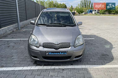 Хэтчбек Toyota Yaris 2003 в 