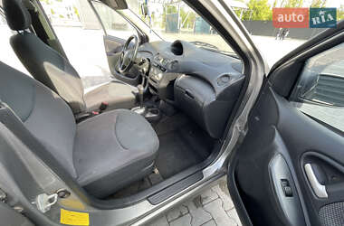 Хэтчбек Toyota Yaris 2003 в 