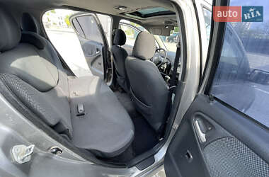 Хэтчбек Toyota Yaris 2003 в 