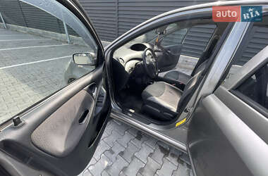 Хэтчбек Toyota Yaris 2003 в 