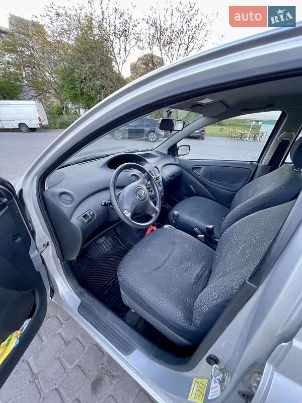 Хэтчбек Toyota Yaris 2004 в Львове