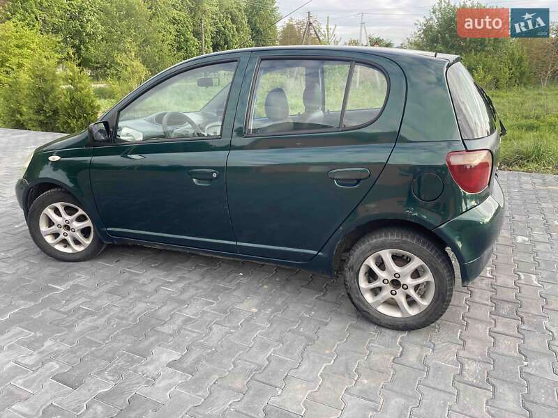 Хэтчбек Toyota Yaris 2002 в Комарному