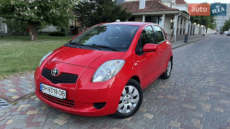 Хэтчбек Toyota Yaris 2007 в 