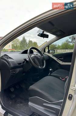 Хетчбек Toyota Yaris 2010 в 