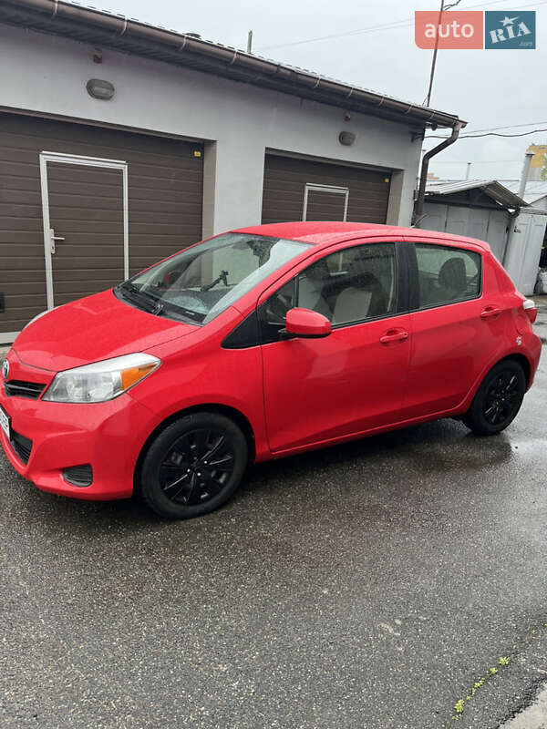 Хэтчбек Toyota Yaris 2012 в 