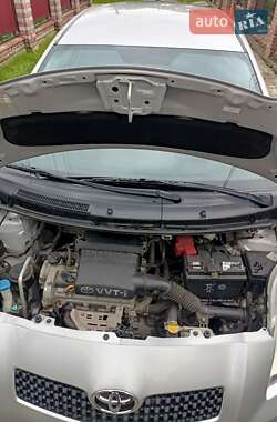 Хэтчбек Toyota Yaris 2006 в 
