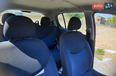 Хэтчбек Toyota Yaris 2005 в 