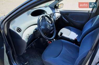 Хэтчбек Toyota Yaris 2005 в 