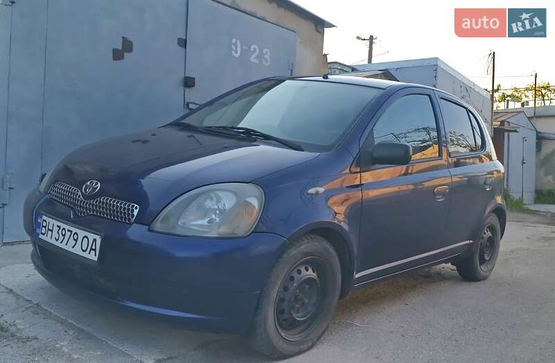Хетчбек Toyota Yaris 2001 в 