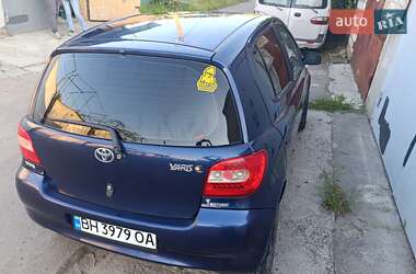 Хетчбек Toyota Yaris 2001 в 