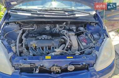 Хетчбек Toyota Yaris 2001 в 