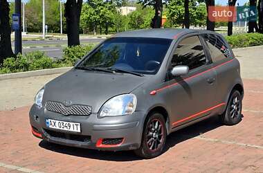 Хэтчбек Toyota Yaris 2004 в 