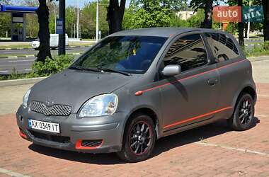 Хэтчбек Toyota Yaris 2004 в 