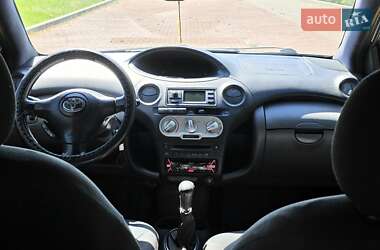 Хэтчбек Toyota Yaris 2004 в 