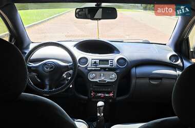 Хэтчбек Toyota Yaris 2004 в 