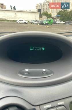 Хэтчбек Toyota Yaris 2001 в 
