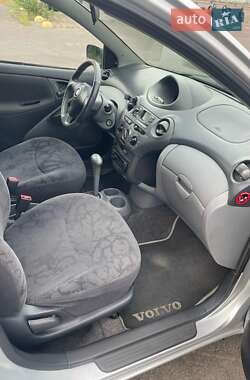 Хэтчбек Toyota Yaris 2001 в 