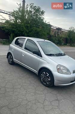 Хэтчбек Toyota Yaris 2001 в 