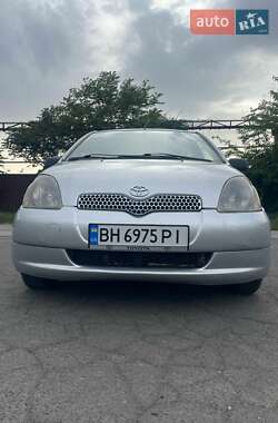 Хэтчбек Toyota Yaris 2001 в 