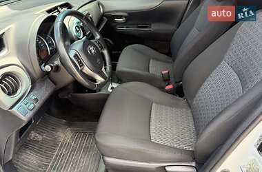 Хэтчбек Toyota Yaris 2013 в 