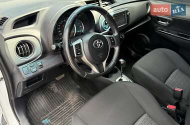 Хэтчбек Toyota Yaris 2013 в 