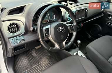 Хэтчбек Toyota Yaris 2013 в 