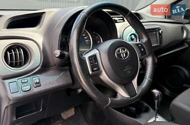 Хэтчбек Toyota Yaris 2013 в 