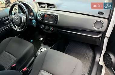 Хэтчбек Toyota Yaris 2013 в 