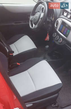 Хэтчбек Toyota Yaris 2012 в 