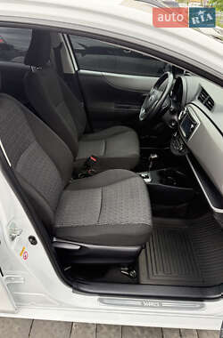 Хэтчбек Toyota Yaris 2013 в 