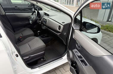Хэтчбек Toyota Yaris 2013 в 