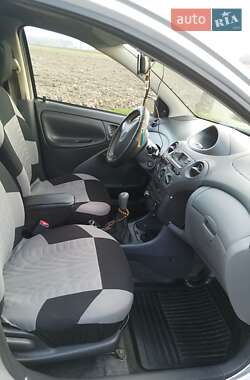 Хэтчбек Toyota Yaris 2000 в Зенькове