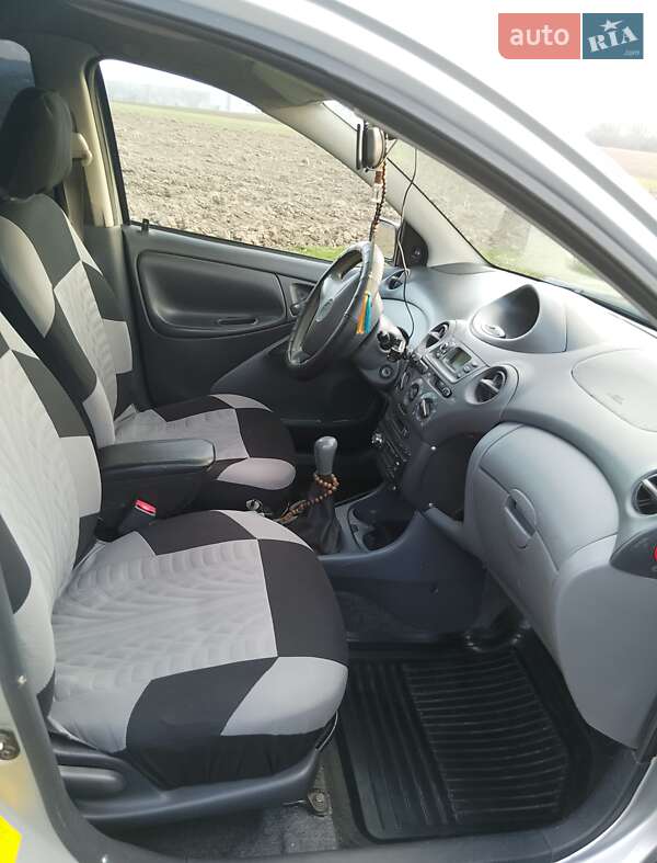 Хетчбек Toyota Yaris 2000 в Зіньківі