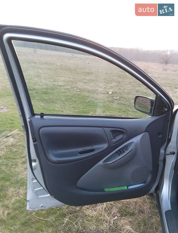 Хетчбек Toyota Yaris 2000 в Зіньківі