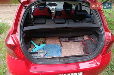 Хэтчбек Toyota Yaris 2005 в 