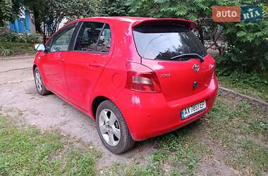 Хэтчбек Toyota Yaris 2005 в 