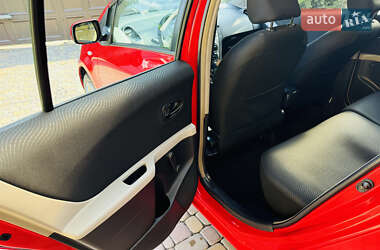 Хэтчбек Toyota Yaris 2011 в 