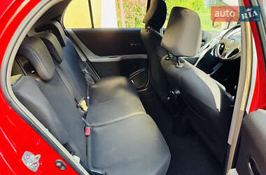 Хэтчбек Toyota Yaris 2011 в 