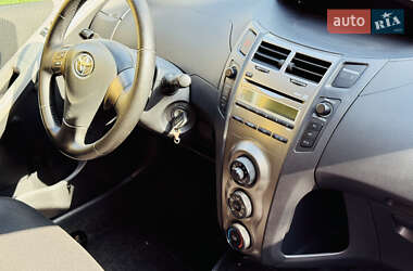 Хэтчбек Toyota Yaris 2011 в 